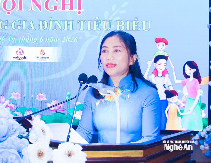 Đồng chí Hoàng Thị Thu Hiền - Ủy viên Ban Chấp hành Đảng bộ tỉnh, Phó Chủ tịch Ủy ban MTTQ Việt Nam tỉnh, Chủ tịch Hội Liên hiệp Phụ nữ tỉnh phát biểu khai mạc hội nghị. Ảnh: Mai Hoa
