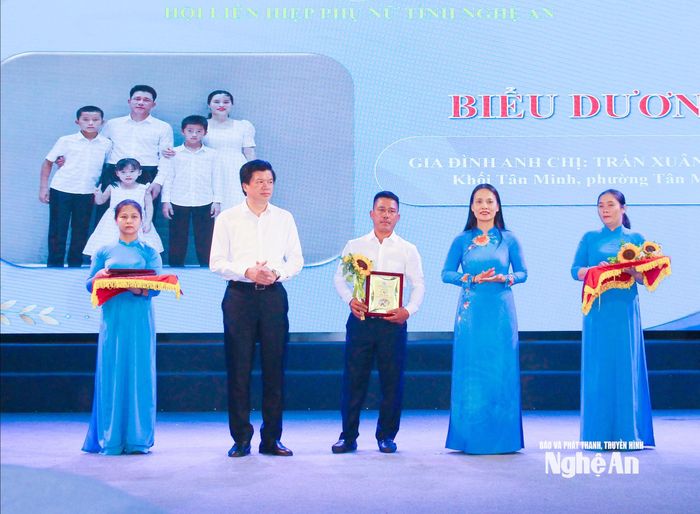 Các đồng chí: Nguyễn Đình Hùng - Ủy viên Ban Thường vụ Tỉnh ủy, Phó Chủ tịch Thường trực Ủy ban MTTQ Việt Nam tỉnh; Nguyễn Thị Hà - Phó Chủ tịch Hội LHPN tỉnh trao biểu trưng cho gia đình tiêu biểu. Ảnh: Mai Hoa