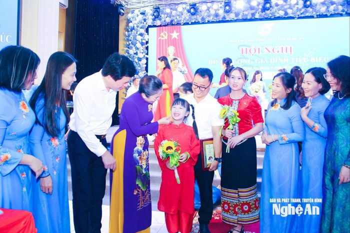 Các đồng chí lãnh đạo tỉnh trao đổi, giao lưu với gia đình tiêu biểu được tôn vinh tại hội nghị. Ảnh: Mai Hoa