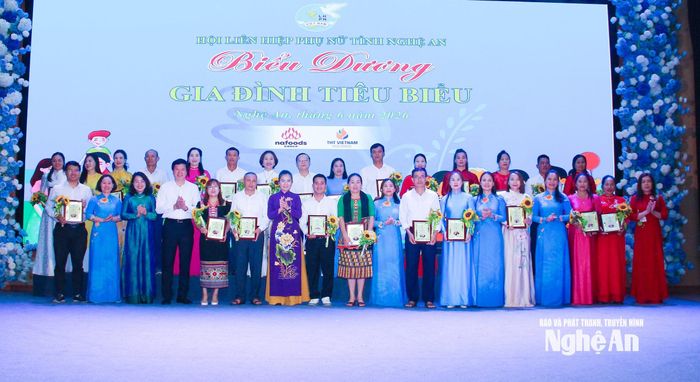 Các đồng chí lãnh đạo tỉnh và các sở, ban, ngành cấp tỉnh chụp ảnh lưu niệm với các gia đình tiêu biểu. Ảnh: Mai Hoa