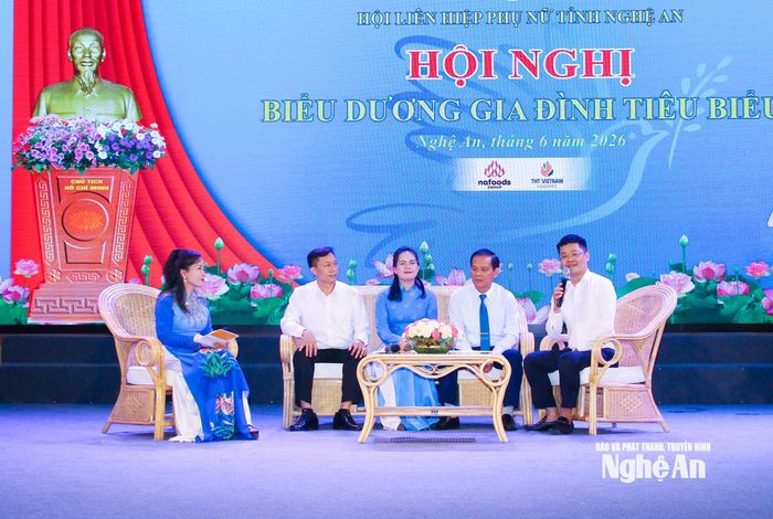 Giao lưu với cơ quan quản lý và địa phương về vai trò của nam giới trong xây dựng gia đình hạnh phúc. Ảnh: Mai Hoa