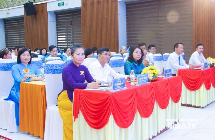 Các đồng chí lãnh đạo tỉnh tham dự hội nghị. Ảnh: Mai Hoa