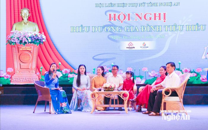 Hoạt động giao lưu, chia sẻ kinh nghiệm về xây dựng gia đình hạnh phúc từ các gia đình tiêu biểu. Ảnh: Mai Hoa