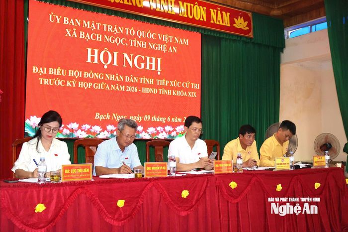 Các vị đại biểu HĐND tỉnh và Mặt trận Tổ quốc xã Bạch Ngọc chủ trì buổi tiếp xúc. Ảnh: Sỹ Bắc
