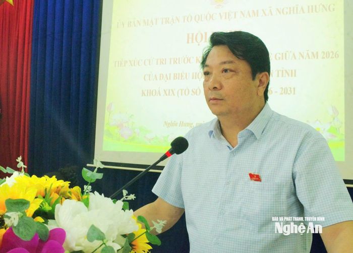 Ông Chu Anh Tuấn - Ủy viên BCH Đảng bộ tỉnh, Bí thư Đảng ủy, Chủ tịch HĐND phường Thái Hòa, Tổ trưởng tổ Đại biểu HĐND tỉnh số 14 phát biểu tại Hội nghị tiếp xúc. Ảnh: Hoàng Hằng