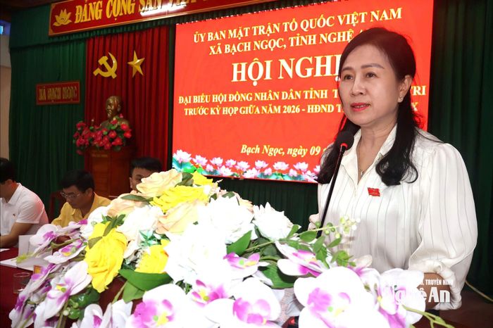 Bà Lục Thị Liên - Phó Trưởng ban Văn hóa - Xã hội, HĐND tỉnh trình bày dự kiến nội dung, chương trình kỳ họp HĐND tỉnh sắp tới. Ảnh: Sỹ Bắc
