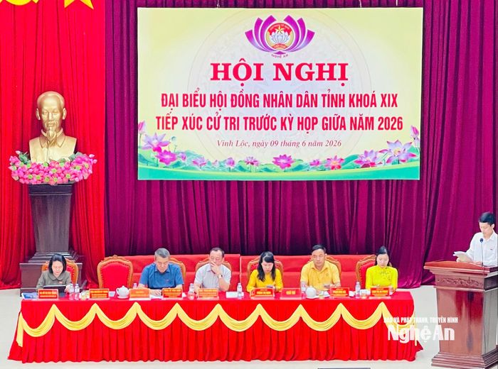 Các đại biểu HĐND tỉnh tại hội nghị tiếp xúc cử tri Vinh Lộc. Ảnh: Nhật Hải