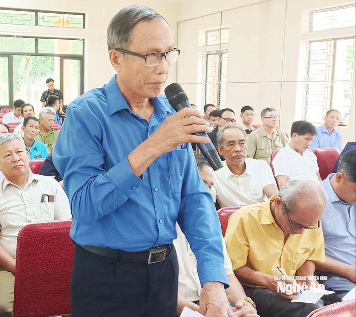 Cử tri phản ánh tại buổi tiếp xúc cử tri. Ảnh: Đình Hào