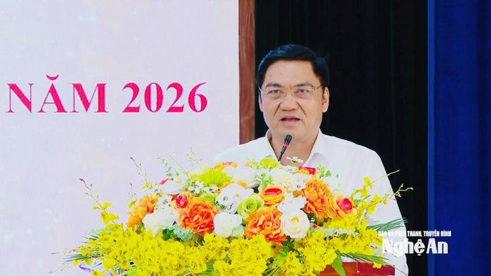 Phó Bí thư Thường trực Tỉnh ủy, Chủ tịch HĐND tỉnh Hoàng Nghĩa Hiếu chỉ đạo giải quyết một số kiến nghị của cử tri xã Yên Trung. Ảnh : Lê Hằng