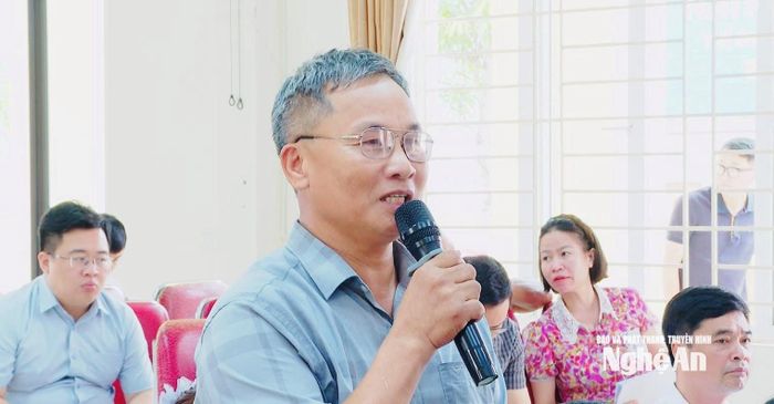 Cử tri xã Yên Trung phát biểu tại Hội nghị tiếp xúc cử tri. Ảnh: Phạm Gái