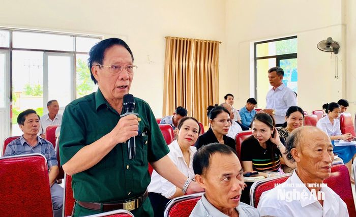 Cử tri xã Yên Trung phát biểu tại Hội nghị tiếp xúc cử tri. Ảnh: Thành Trung