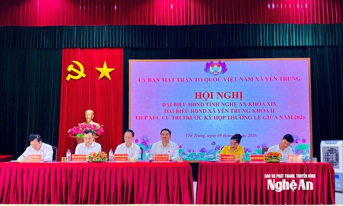 Đồng chí Hoàng Nghĩa Hiếu - Phó Bí thư Thường trực Tỉnh ủy, Chủ tịch HĐND tỉnh và các đại biểu HĐND tỉnh tiếp xúc cử tri xã Yên Trung. Ảnh: Thành Trung