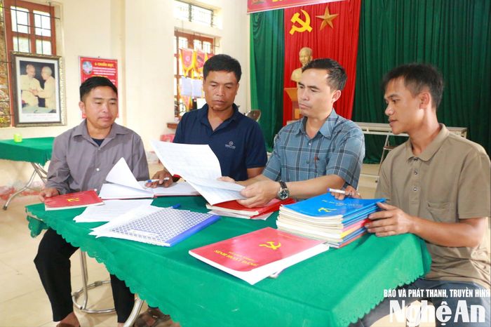 Phó Bí thư Đảng ủy, Chủ tịch UBND xã Keng Đu - Lương Văn Ngam trao đổi với chi ủy Chi bộ bản Huồi Lê về công tác tạo nguồn, phát triển đảng viên. Ảnh: KL