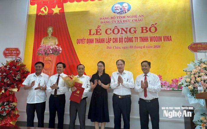 Trao quyết định thành lập Chi bộ Công ty TNHH Wooin Vina, xã Đức Châu. Ảnh: Vũ Hồng Hào