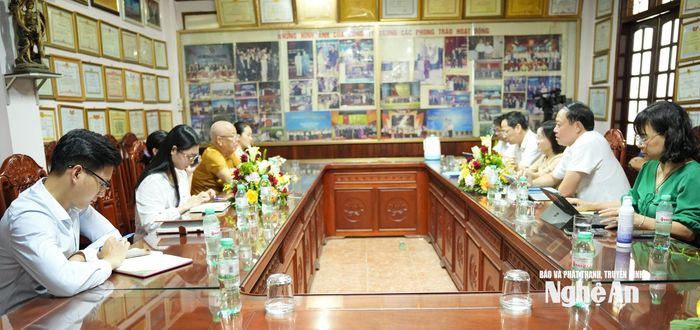 Đoàn khảo sát nghe báo cáo kết quả về phát triển khoa học, công nghệ và đổi mới sáng tạo của Agrimex Nghệ An. Ảnh: Nguyễn Toàn