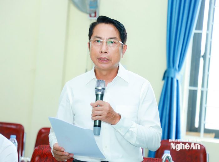 Đồng chí Nguyễn Hải Dương - Bí thư Đảng ủy, Chủ tịch HĐND xã Kim Bảng báo cáo về tiến độ công tác giải phóng mặt bằng dự án cao tốc Vinh - Thanh Thủy đoạn qua địa bàn. Ảnh: Thành Duy