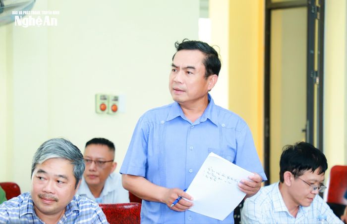 Đồng chí Hoàng Sỹ Kiện - Giám đốc Ban Quản lý dự án công trình giao thông Nghệ An phát biểu tại cuộc làm việc. Ảnh: Thành Duy