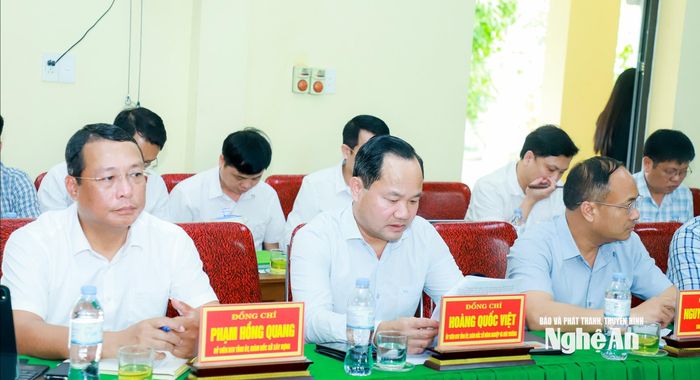 Các đồng chí Ủy viên Ban Thường vụ Tỉnh ủy: Phạm Hồng Quang - Giám đốc Sở Xây dựng; Hoàng Quốc Việt - Giám đốc Sở Nông nghiệp và Môi trường cùng lãnh đạo một số sở, ngành liên quan tại cuộc làm việc. Ảnh: Thành Duy