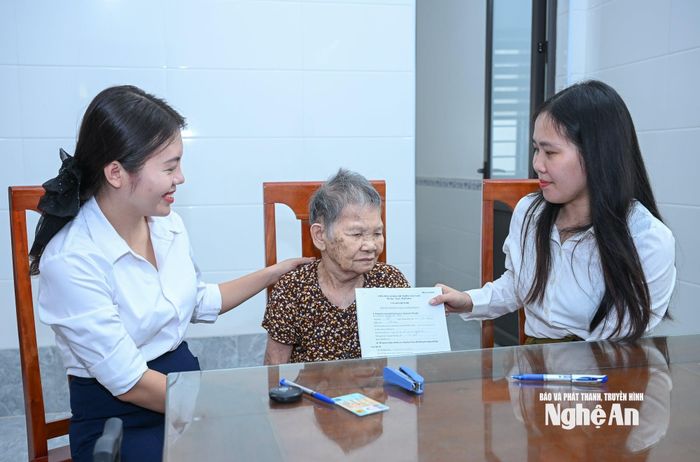 Trả kết quả tại nhà cho người dân. Ảnh: Thành Cường