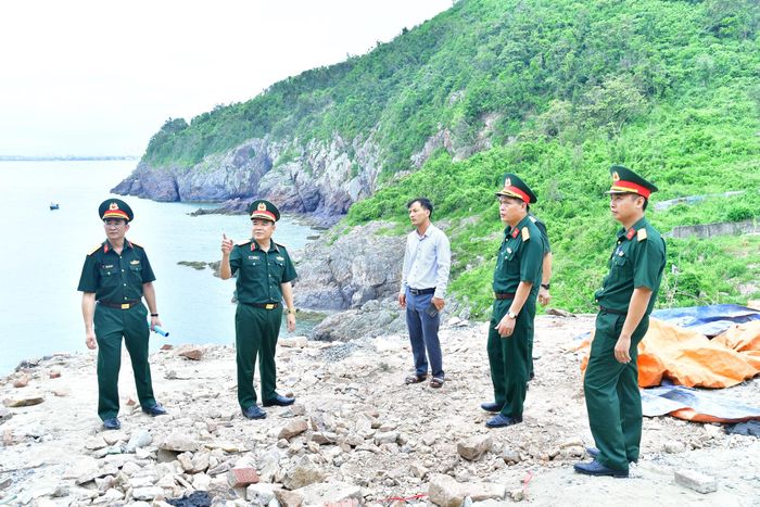 Thiếu tướng Vũ Văn Tùng - Ủy viên Ban Thường vụ Tỉnh ủy, Chỉ huy trưởng Bộ Chỉ huy Quân sự tỉnh cùng các đồng chí trong đoàn công tác tiến hành kiểm tra thực tế. Ảnh: Trọng Kiên
