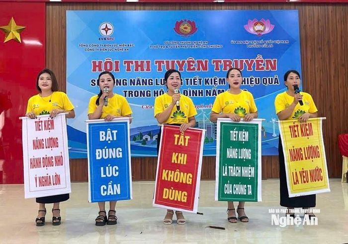 Phần thi chào hỏi của đội 1. Ảnh: PV