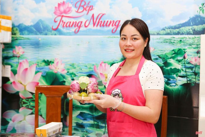 Chị Nguyễn Thị Trang Nhung - chủ mô hình làm bánh truyền thống tại phường Trần Phú.