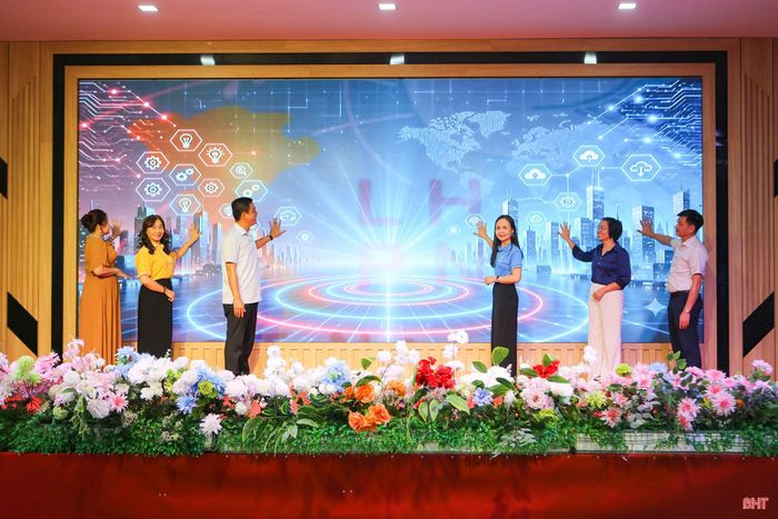 Các đại biểu tham dự hội nghị triển khai Đề án hỗ trợ phụ nữ khởi nghiệp giai đoạn 2026 - 2035 thực hiện nghi thức bấm nút khởi động triển khai đề án.