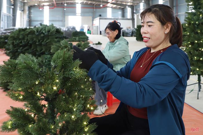 Hà Tĩnh đang đẩy nhanh tiến độ các dự án để đa dạng hóa mặt hàng xuất khẩu. Trong ảnh: Nhà máy Sản xuất cây thông noel nhân tạo (KCN Phú Vinh) dự kiến sản xuất đại trà vào cuối năm và xuất khẩu sản phẩm sang Mỹ.