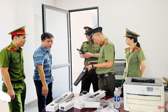 Công an phường Thành Sen kiểm tra các thiết bị phục vụ kỳ thi tại điểm thi Trường THPT Phan Đình Phùng.