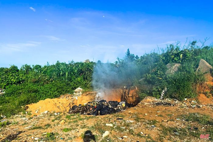 Rác sinh hoạt chất thành từng đống, sau đó bị đốt ngay tại chỗ, tạo nên hình ảnh nhếch nhác, phản cảm.
