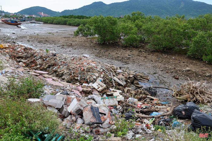 Tại xã Lộc Hà, hàng chục tấn rác thải sinh hoạt và rác thải xây dựng vẫn tồn đọng tại khu vực âu tránh trú bão cho tàu cá.