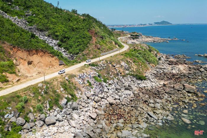 Tại khu vực ven biển dọc tuyến đường quốc phòng thuộc thôn 1, xã Cẩm Trung thời gian qua đã trở thành điểm tập kết rác thải tự phát. Hàng tấn rác thải bị người dân đổ bỏ ngay sát bờ biển. Từ rác sinh hoạt, túi nilon, chai nhựa cho đến phế phẩm từ hoạt động chế biến hải sản... nằm ngổn ngang khắp nơi.
