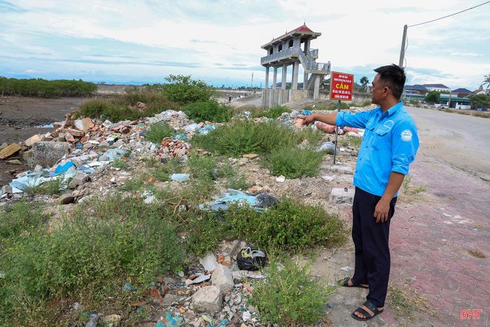 Những đống rác này không chỉ gây ô nhiễm môi trường mà còn ảnh hưởng đến khả năng thoát nước, tiềm ẩn nguy cơ mất an toàn cho công trình. Theo ông Trần Đình Cảnh - Phó Trưởng phòng Vận hành khai thác - Ban Quản lý các cảng cá và khu neo đậu tránh trú bão tàu cá Hà Tĩnh, mặc dù, đơn vị đã nhiều lần phối hợp kiểm tra, lập biên bản xử lý các trường hợp đổ trộm rác thải nhưng vi phạm vẫn tái diễn. Tình trạng này gây áp lực lớn cho công tác quản lý môi trường. Đặc biệt, trong mùa mưa bão, rác thải có thể làm tắc nghẽn hệ thống thoát nước, ảnh hưởng đến an toàn công trình và hoạt động khai thác tại cảng cá.