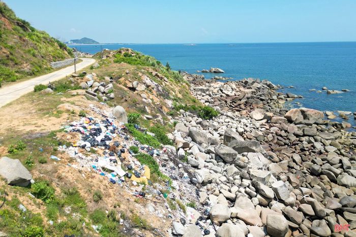 Để giải quyết tận gốc tình trạng đổ rác thải bừa bãi ở vùng ven biển, bên cạnh sự vào cuộc quyết liệt của chính quyền các cấp, mỗi người dân cần nâng cao ý thức và trách nhiệm trong việc giữ gìn môi trường sống.