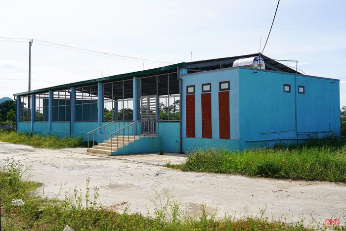 Bể bơi tại Trường Tiểu học Hòa Lạc (xã Đức Thọ) đến nay vẫn chưa thể đưa vào sử dụng dù đã quá thời hạn bàn giao.