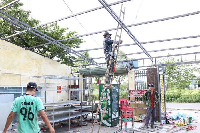 Ngay sau khi nhận tiền bồi thường dự án đường Xô Viết Nghệ Tĩnh kéo dài về phía Đông (ngày 6/6), gia đình bà Dương Thị Cúc (tổ dân phố Tâm Quý) đã thu xếp công việc, chủ động di dời tài sản để bàn giao mặt bằng trước mốc thời gian thực hiện theo kế hoạch.