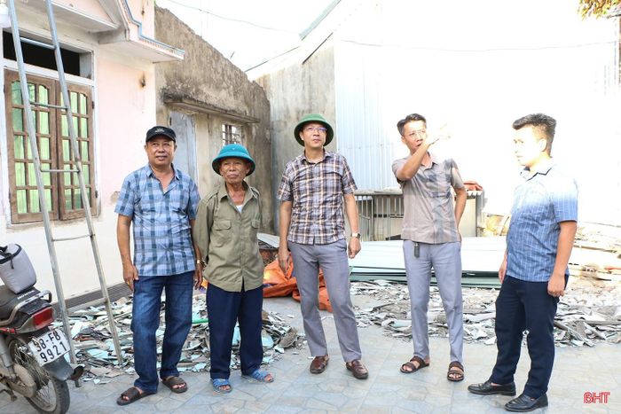 Tại tổ dân phố Trung Quý, không khí dời dọn mặt bằng trong phạm vi dự án đường Xô Viết Nghệ Tĩnh kéo dài về phía Đông cũng khẩn trương, nhộn nhịp. Trong ảnh: Lãnh đạo UBND phường kiểm tra, động viên bà con nhân dân thực hiện công tác dời dọn mặt bằng.