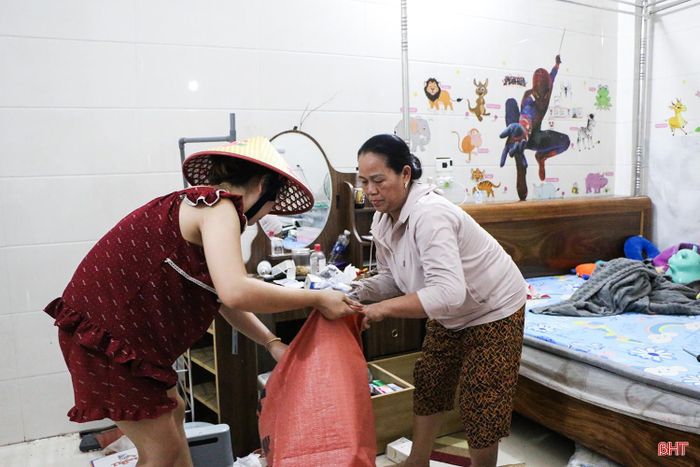 Vừa bán hàng, gia đình bà Cúc cũng thu dọn đồ đạc để vận chuyển đến nơi ở tạm trong thời gian làm nhà tại khu tái định cư.