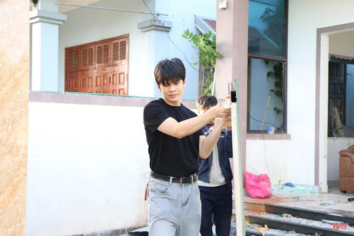 Người dân tranh thủ từng giờ để thu dọn đồ đạc, di dời tài sản, sớm bàn giao mặt bằng cho dự án.
