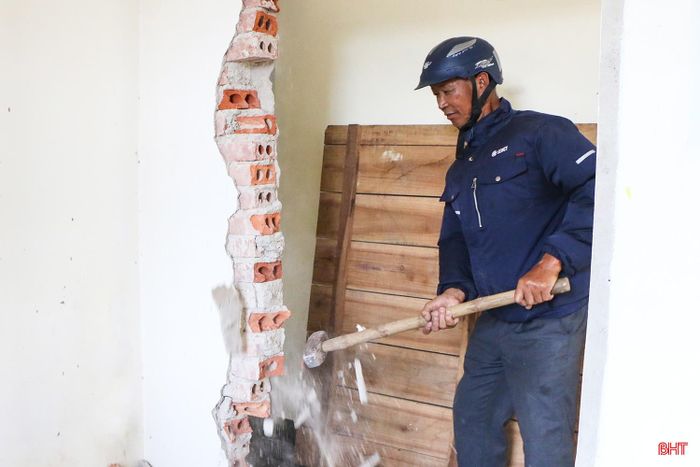 Ông Nguyễn Văn Sơn - tổ dân phố Tâm Quý cho biết: "Gia đình tôi có 700m² đất nằm trong diện thu hồi, phải bố trí tái định cư. Dù theo mốc thời gian đến ngày 12/6 mới thực hiện di dời nhưng gia đình đã chủ động dọn dẹp, chuyển tài sản và bàn giao mặt bằng sớm hơn kế hoạch, góp phần cùng địa phương đẩy nhanh tiến độ dự án".