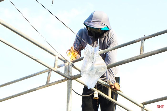 Người dân khẩn trương tháo dỡ công trình, di chuyển tài sản, thể hiện tinh thần đồng thuận vì sự phát triển chung.