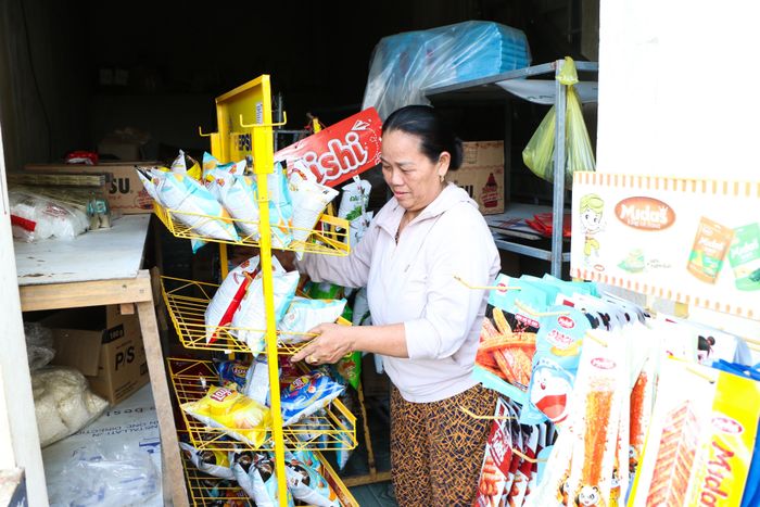 Bà Dương Thị Cúc cho biết: "Gia đình kinh doanh hàng tạp hóa, lượng hàng còn khá lớn nhưng với tinh thần đồng hành cùng chính quyền địa phương và vì lợi ích chung, gia đình quyết định xả hàng để thu dọn tài sản, hoàn thành bàn giao mặt bằng trước ngày 12/6 theo kế hoạch. Dự kiến, khoảng 1 - 2 ngày tới, chúng tôi sẽ hoàn tất công tác thu dọn".