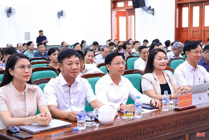 Phó Bí thư chuyên trách Đảng ủy UBND tỉnh Nguyễn Thị Hà Tân và các đại biểu tham dự hội nghị.