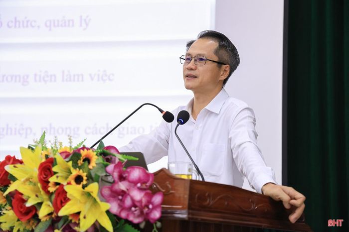 Ông Lê Văn Khánh - Phó Trưởng ban Tuyên Giáo và Dân vận Tỉnh ủy trình bày chuyên đề "Xây dựng văn hóa công sở đạo đức công vụ trong cán bộ đảng viên trong kỷ nguyên mới".