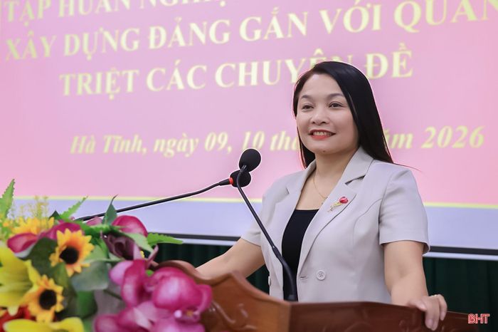 Phó Bí thư chuyên trách Đảng ủy UBND tỉnh Nguyễn Thị Hà Tân phát biểu khai mạc hội nghị.