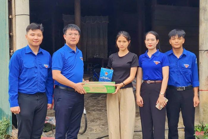  "Gia đình em thuộc diện khó khăn nên thời gian qua, em cũng có nhiều lo lắng trước kỳ thi. Được nhận học bổng và những lời động viên từ các anh chị ĐVTN, em rất xúc động. Đây không chỉ là sự hỗ trợ về vật chất mà còn là nguồn động lực để em cố gắng ôn tập thật tốt, tự tin bước vào kỳ thi, quyết tâm thực hiện ước mơ của mình" - em Lê Thị Linh Phương (xã Hương Bình) chia sẻ. 