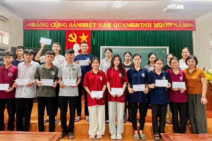 Cùng với 40 suất quà do Tỉnh đoàn phối hợp các đơn vị đồng hành trao tặng, các cơ sở Đoàn trong toàn tỉnh đã chủ động huy động nguồn lực xã hội hóa để trao thêm 60 suất học bổng, phần quà cho học sinh khó khăn. Theo đó, chương trình đã hỗ trợ tổng 100 suất quà với kinh phí gần 100 triệu đồng.