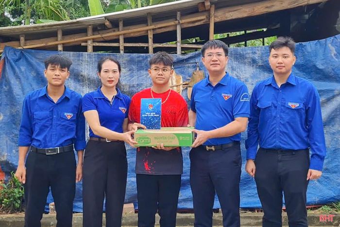 Trong chương trình này, Tỉnh đoàn Hà Tĩnh đã phối hợp với Ngân hàng Vietcombank Chi nhánh Hà Tĩnh, Công ty TNHH MTV Petrolimex Hà Tĩnh và Công ty Điện lực Hà Tĩnh thăm hỏi, trao quà động viên cho 40 học sinh có hoàn cảnh khó khăn tại nhiều địa phương trong tỉnh.