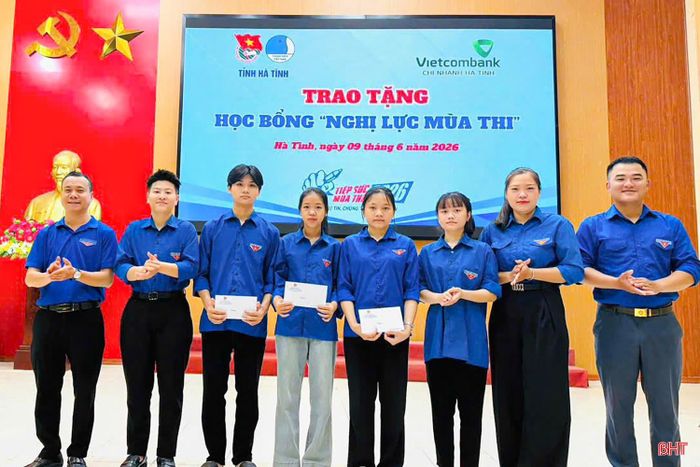 Cùng với không khí ôn tập khẩn trương của các sĩ tử, màu áo xanh thanh niên đã có mặt tại nhiều địa phương để thăm hỏi, sẻ chia và đồng hành cùng các em học sinh có hoàn cảnh khó khăn.
