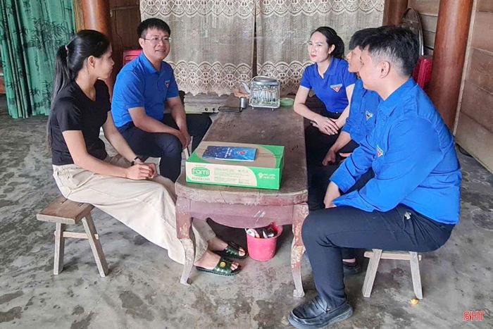 Tại các điểm đến, đoàn công tác đã ân cần thăm hỏi tình hình học tập, hoàn cảnh gia đình, đồng thời động viên các em nỗ lực ôn tập, giữ gìn sức khỏe, bình tĩnh và tự tin để đạt kết quả cao trong kỳ thi sắp tới.